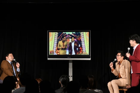 ヤーレンズのネタのプレイバック中の様子。