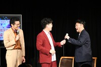 “浜中マイク”を嫌がるヤーレンズ出井（中央）。