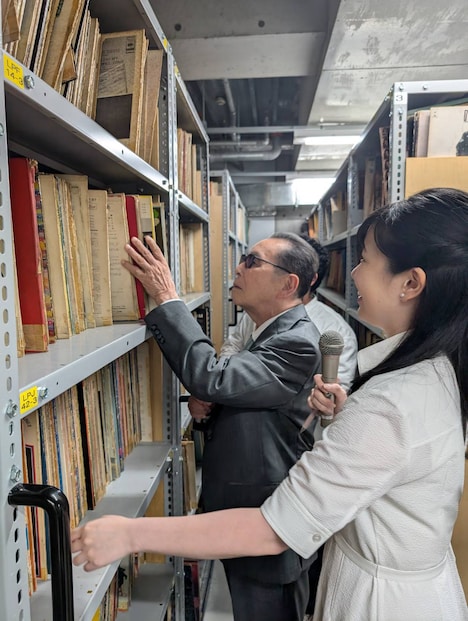 ニッポン放送のレコード室を訪れるタモリ。