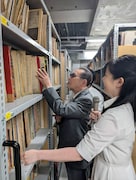 ニッポン放送のレコード室を訪れるタモリ。