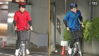 TBS局舎前“心臓破りの坂”でママチャリ対決を繰り広げる櫻井翔（左）と有吉弘行（右）。