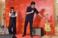 霜降り明星・粗品が愛用のギターを紹介するワンシーン。