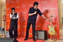 霜降り明星・粗品が愛用のギターを紹介するワンシーン。