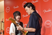 ギターセッション前のチューニングの様子。