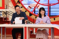 左から東野幸治、中島めぐみアナウンサー。(c)関西テレビ