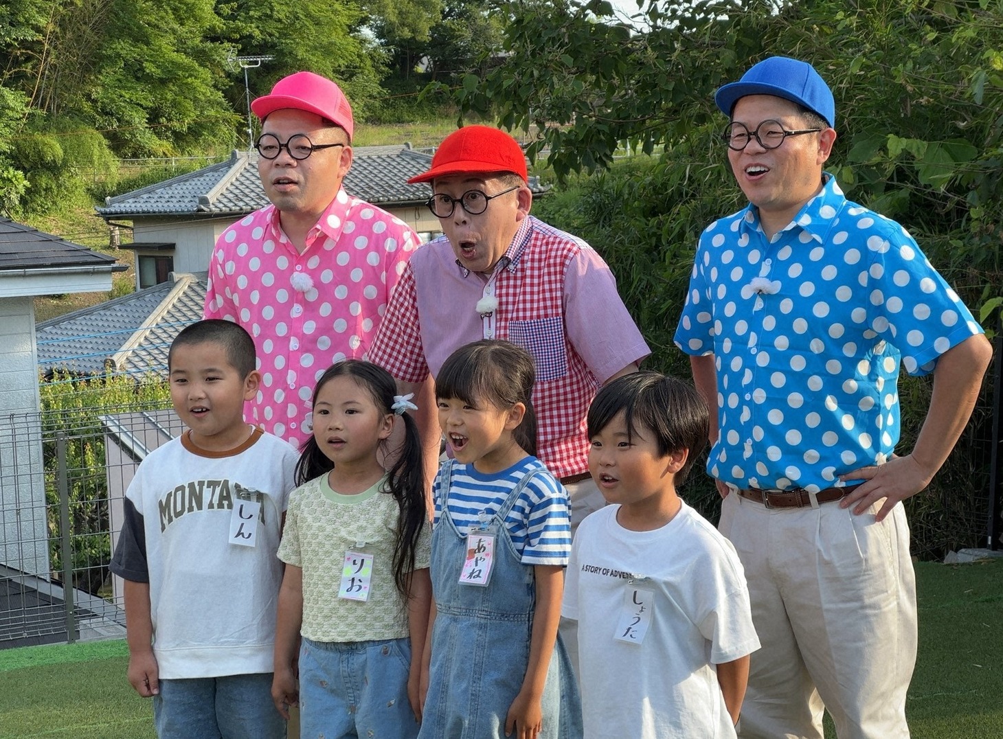 （後列左から）スケスケさん（ダイアン・ユースケ）、わくわくさん、アツアツさん（ダイアン津田）。(c)ABCテレビ