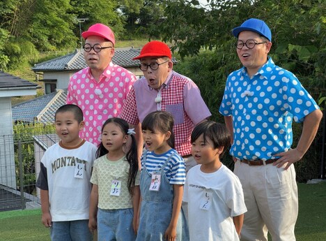 （後列左から）スケスケさん（ダイアン・ユースケ）、わくわくさん、アツアツさん（ダイアン津田）。(c)ABCテレビ