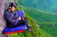 崖を登った劇団ひとり。(c)日本テレビ