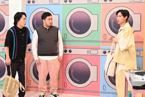 コインランドリーで出会う令和ロマンと戸塚純貴。