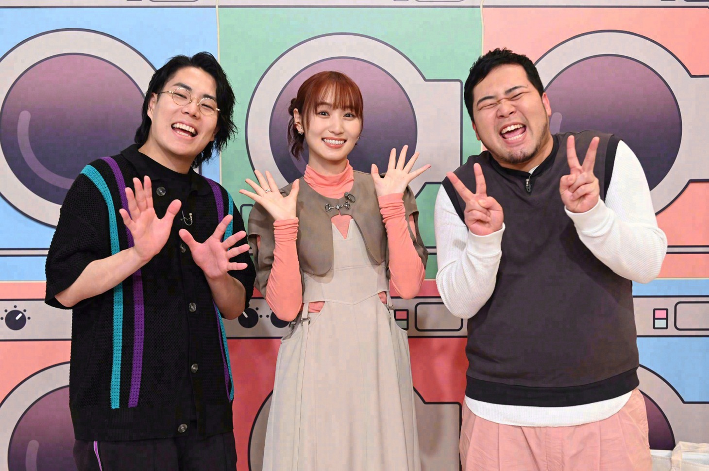 令和ロマンと菅井友香（中央）。