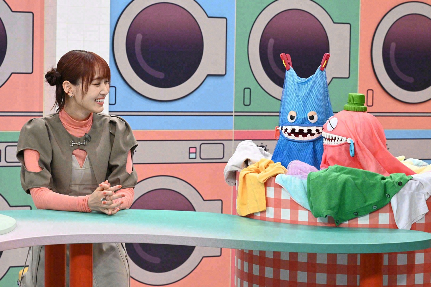 ゲストの菅井友香と、洗濯ネットのキャラクター・マッシュ、アップ。