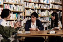 左からピストジャム、フルーツポンチ村上、赤嶺総理。