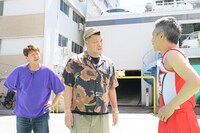 野性爆弾とチアリーダーの格好をした石井しずく。