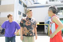 野性爆弾とチアリーダーの格好をした石井しずく。