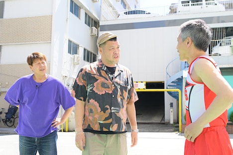 野性爆弾とチアリーダーの格好をした石井しずく。