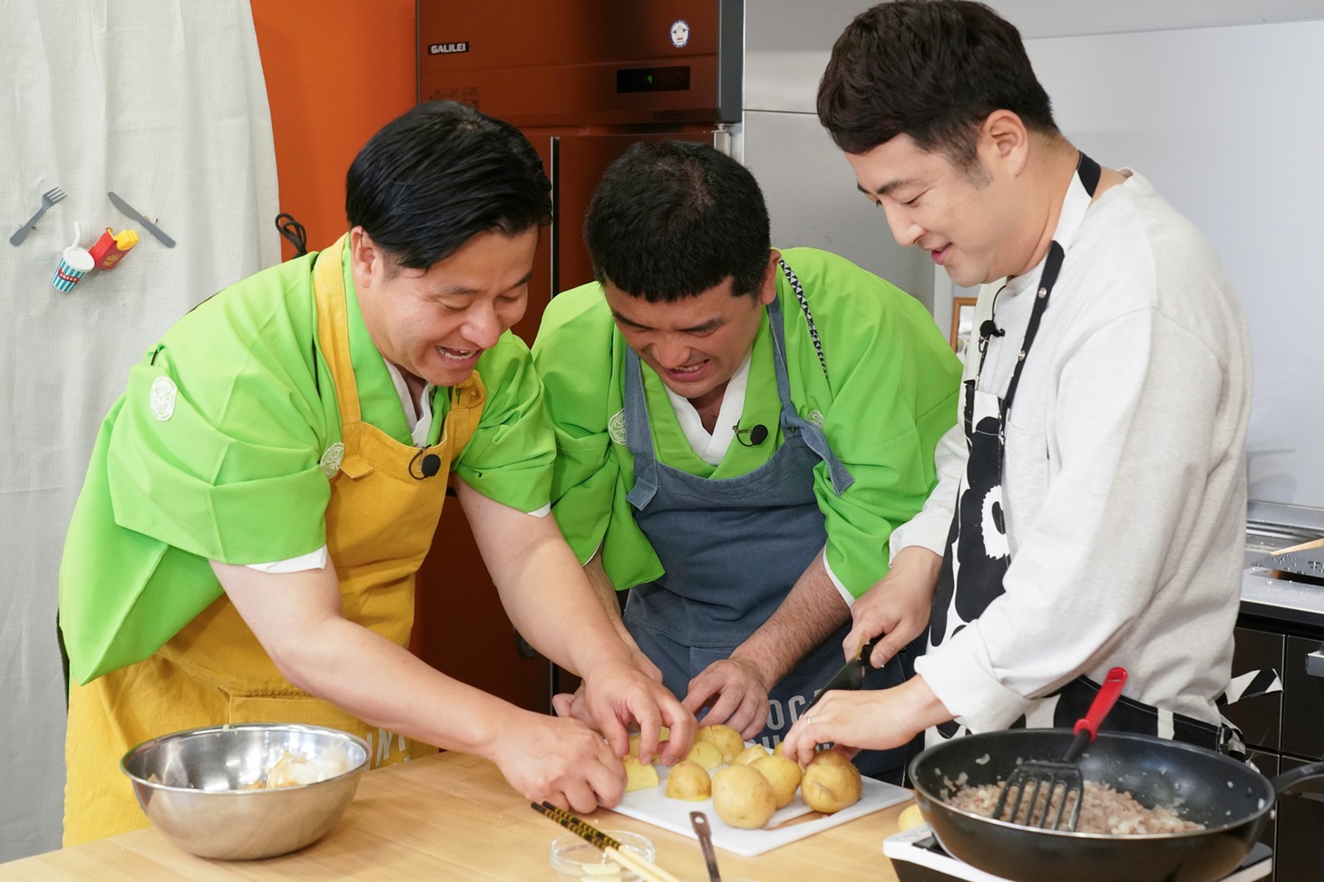 「水田信二の注文の多い料理教室」初回の様子。