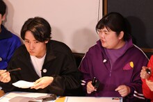 左から赤楚衛二、ぼる塾あんり。(c)関西テレビ