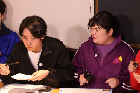 左から赤楚衛二、ぼる塾あんり。(c)関西テレビ