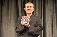優勝シャーレを手にする清川雄司。（写真提供：吉本興業）