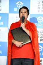 岡山に関する予言の書を手に、ノストラダムスならぬ“ノストラ井口”として「はっはっはっはー」と高笑いしながら登場するウエストランド井口。