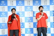 ノストラダムスならぬ“ノストラ井口”というキャラクターに戸惑う井口（左）と、笑う河本（右）。
