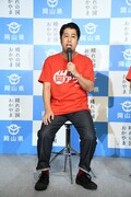 岡山デニムを着用するウエストランド井口。