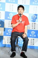 岡山デニムを着用するウエストランド河本。