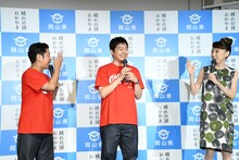 「断酒できている？」という質問にわざと間を空けてできていないかのように答えるウエストランド河本を注意するウエストランド井口（左）と太田光代社長（右）。