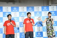 イベント後の囲み取材の様子。