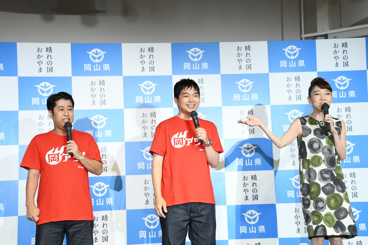 イベント後の囲み取材の様子。