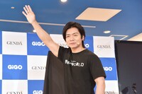 「吉本興業から生まれた創造主・野田クリスタルです！」と登壇する野田クリスタル。