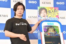 野田ゲーの筐体とマヂカルラブリー・野田クリスタル。