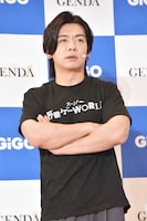 ゲームセンターによくある光景“ベガ立ち”を見せる野田クリスタル。