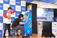 野田クリスタルが「みんなのつり革」をプレイするワンシーン。