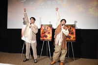 拳を突き上げるさや香。