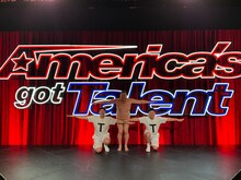 チョコレートプラネットととにかく明るい安村（中央）。