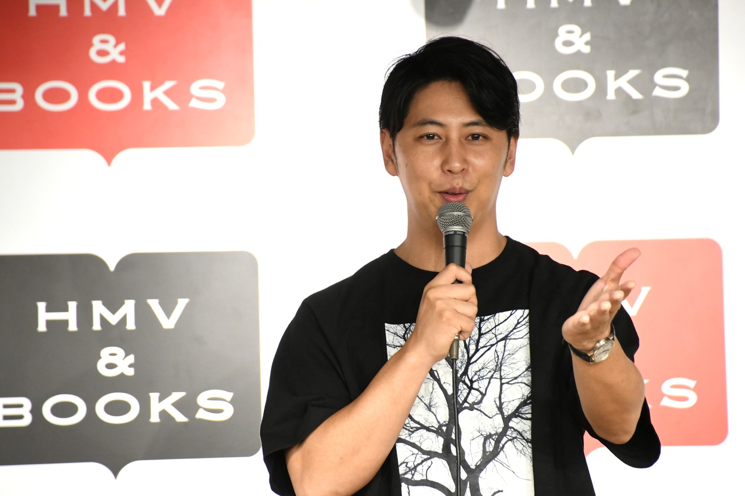 ステージに登場したニューヨーク屋敷。