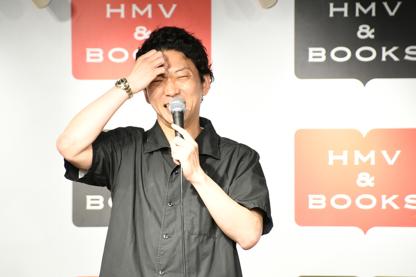 ステージに登場したニューヨーク嶋佐。
