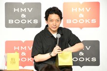 ボックスから質問を引くニューヨーク嶋佐。