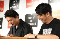 サイン会を行うニューヨーク。