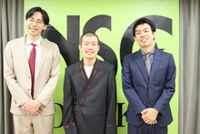 カベポスターと清川雄司（中央）。