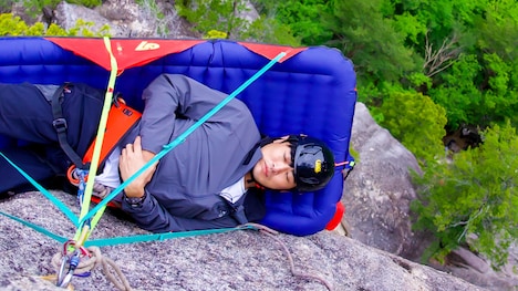 崖で睡眠をとる劇団ひとり。(c)日本テレビ