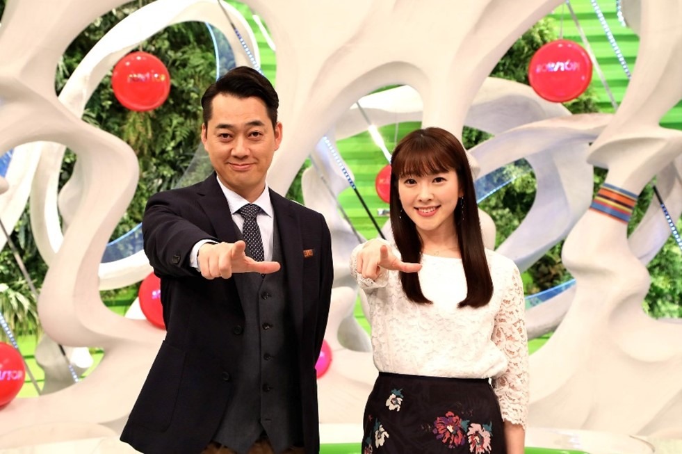 「ノンストップ！」MCのバナナマン設楽と三上真奈アナ。(c)フジテレビ