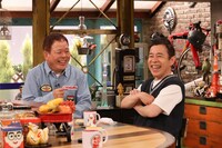 左からほんこん、ナインティナイン岡村。(c)関西テレビ