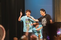 50TAと、応援に駆けつけた三四郎・小宮（左）。(c)テレビ朝日