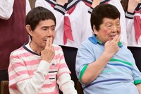 「加トちゃんペ」ポーズで写真撮影に応じる加藤茶、高木ブー。