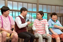 囲み取材中の（左から）チョコレートプラネット松尾、東京03飯塚、加藤茶、高木ブー。