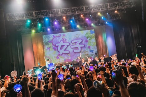 「PERFECT LOVE」で盛り上がる会場の様子。(c)テレビ朝日