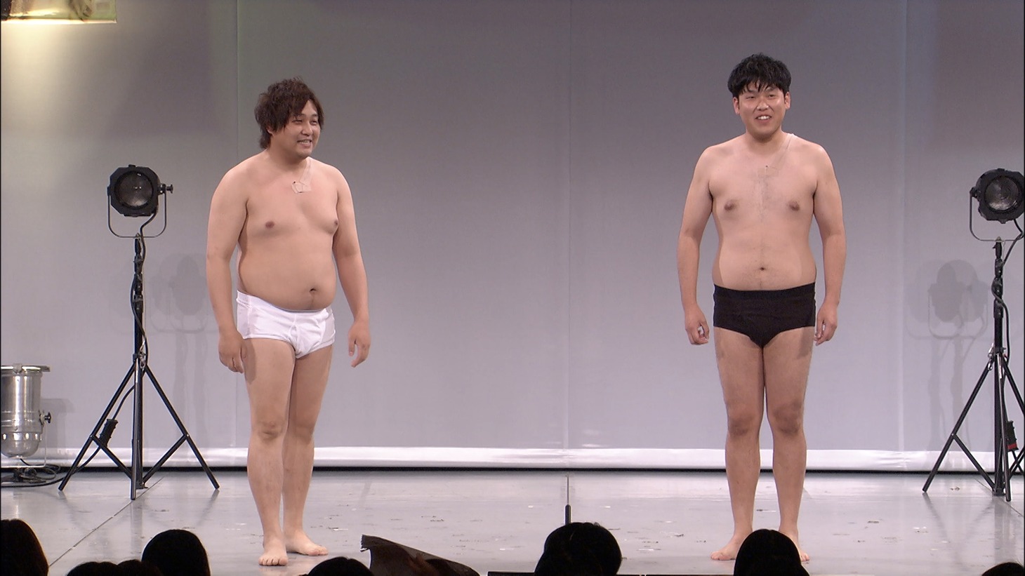 パンツ一丁で登場したダブルヒガシ。