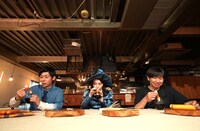 筒状のものを検証し、ストロー素材に最適なものを選ぶトンツカタン森本（左端）、世良マリカ（中央）ら。